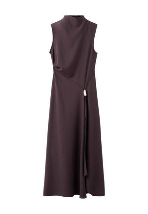 Robe longue sans manches en tissu mauve foncé, avec un col haut, un design drapé et un détail noué sur le côté avec un accent blanc.