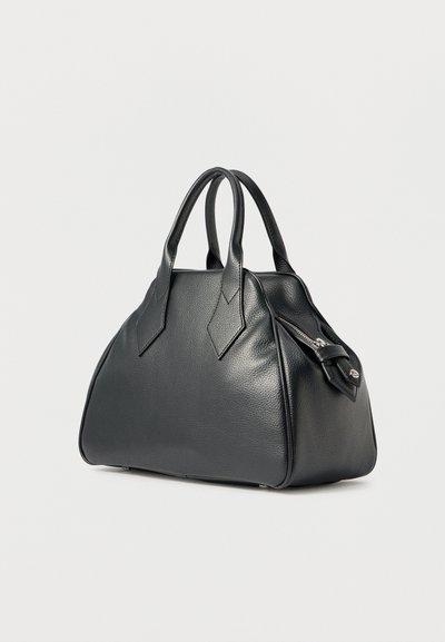 Fekete bőrből készült kézitáska strukturált formával, gyémánt alakú díszítésekkel, két fogantyúval és cipzáras oldalzsebbel. Texturált felület.