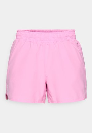 Pantaloni sportivi rosa con vita elasticizzata e tasche laterali, caratterizzati da piccoli spacchi laterali e un branding discreto vicino all'orlo sinistro.