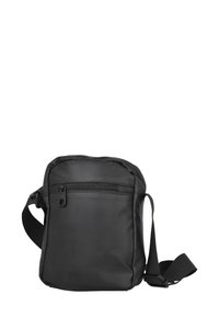 Bolso bandolera negro fabricado con tela resistente, que cuenta con un bolsillo frontal con cremallera, una correa ajustable y una forma rectangular sencilla.