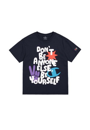 T-shirt en coton bleu marine avec un col rond, mettant en avant un design de texte coloré : "Ne soyez personne d'autre, soyez vous-même" dans différentes polices en gras.