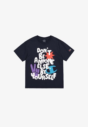 T-shirt in cotone blu navy con collo rotondo, caratterizzato da un design testuale colorato: "Non essere qualcun altro, sii te stesso" in vari caratteri in grassetto.