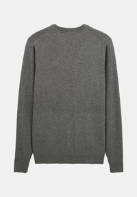 Pull gris tricoté avec manches longues et col rond. Comprend des poignets et un ourlet côtelés. Texture lisse, design uni, sans motifs ni accents.