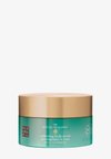 SOFTENING BODY SCRUB - THE RITUAL OF KARMA - DELICATELY SWEET - SALT & SEA MINERALS - Körperpeeling - -