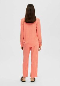 Selected Femme SLFVIVA GULIA LONG SUN PANT - Stoffhose - emberglow