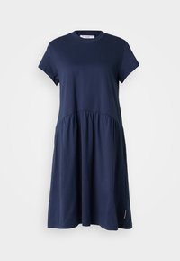 Navyblauwe kokerjurk met korte mouwen en een knielange lengte, voorzien van een ronde halslijn en een geplooide taille, gemaakt van zachte stof.