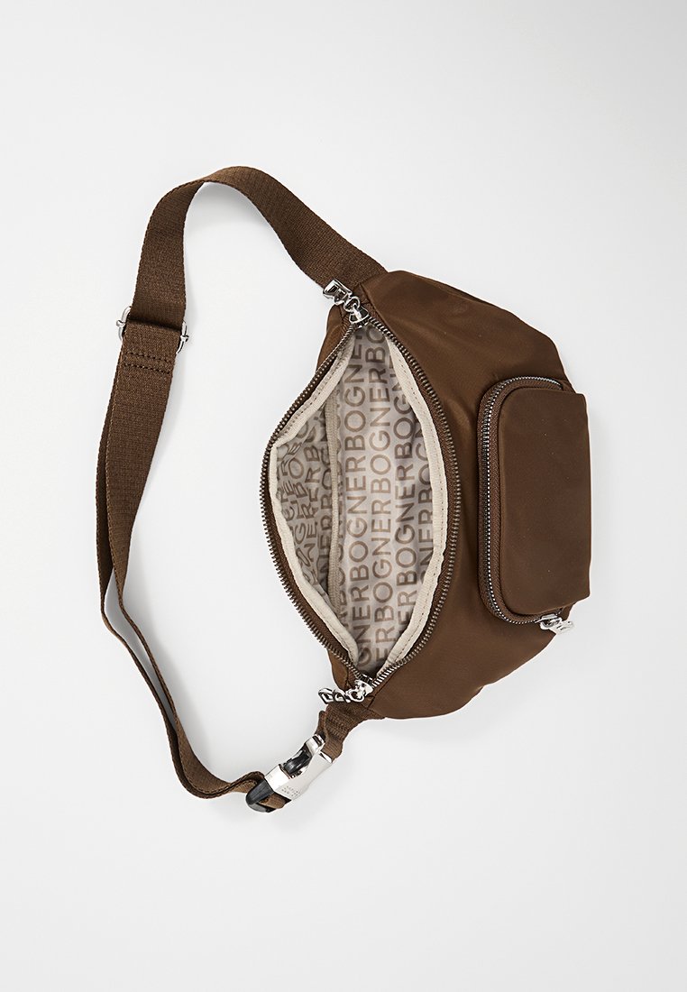 Braune Nylon Tasche mit Reißverschluss, einem verstellbaren Tragegurt und einer Vordertasche. Das Innere verfügt über ein hell gefärbtes Futter mit wiederholtem Markenmuster.