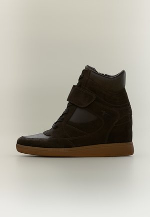 Hoher schwarzer Sneaker mit Wildleder- und Lederpaneelen, Schnürung vorne, verstellbarem Riemen und hellbrauner Gummisohle auf neutralem Hintergrund.