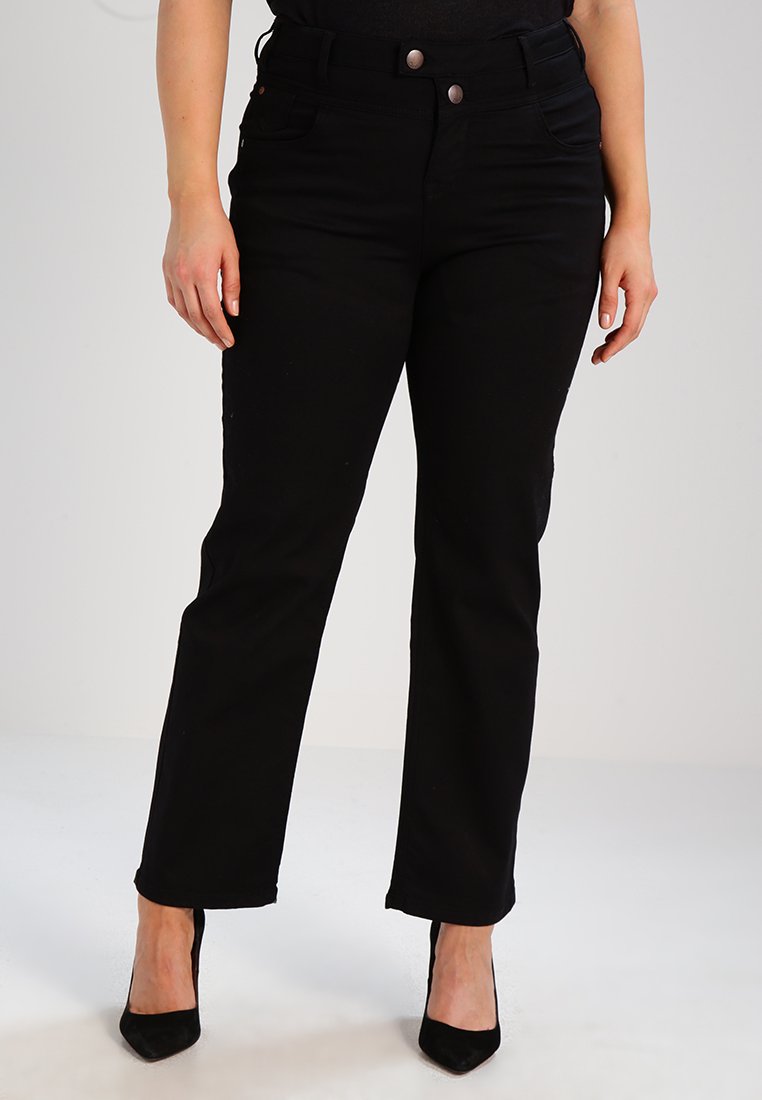Jeans de mezclilla negra con corte recto, que cuentan con dos bolsillos frontales y detalles de botones plateados en la cinturilla. Material texturizado y duradero.