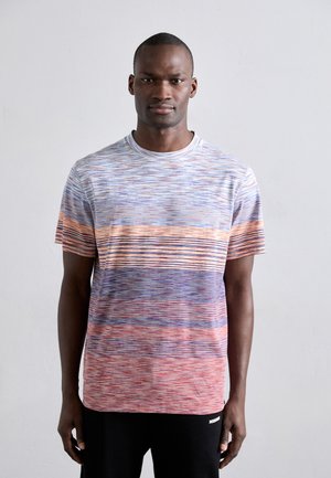 Kortærmet t-shirt med rund hals, prydet med horisontale striber i blå, orange og lilla gradienter, lavet af blødt, let stof.