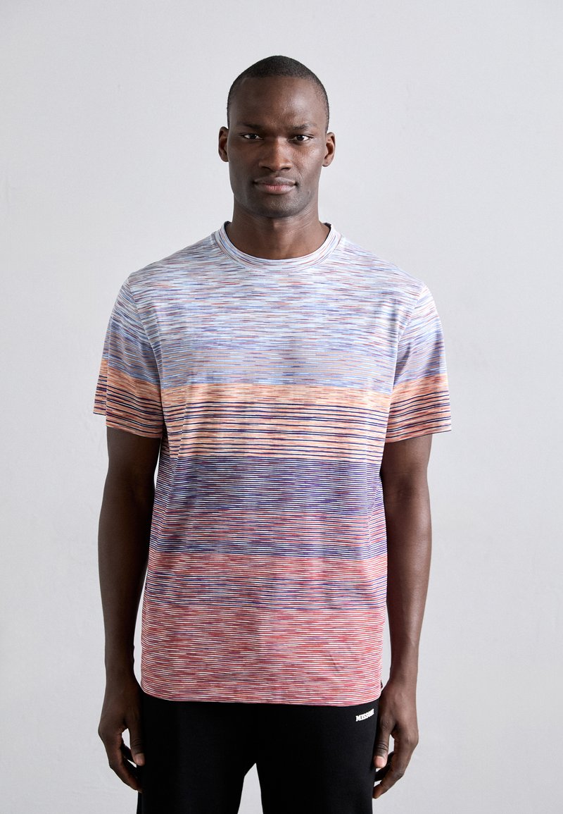 T-shirt à manches courtes et col rond, présentant des rayures horizontales dégradées de bleu, orange et violet, fabriqué en tissu doux et léger.