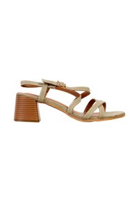 Sandale beige en daim avec lanières croisées à l'avant, boucle à la cheville et talon bloc empilé, présentée en profil latéral sur fond blanc.