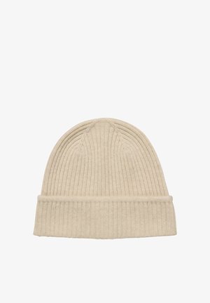 Beige geribbelde gebreide muts met een omgeslagen boord, gemaakt van zacht materiaal. Heeft een afgeronde bovenkant en een gestructureerd oppervlak.