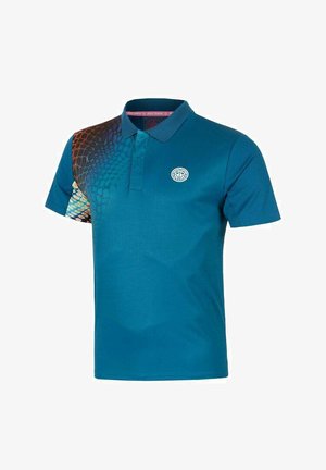 Blaues Polohemd mit kurzen Ärmeln, strukturiertem Kragen, einem mehrfarbigen Schuppenmuster auf der linken Schulter und einem weißen, kreisförmigen Logo auf der Brust.