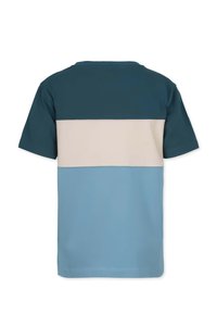 T-paita lyhyillä hihoilla, jossa on kerrostetut paneelit tummansinisessä, vaaleassa beessissä ja vaaleansinisessä. Sileä pinta, pyöreä kaula-aukko ja suora helma.