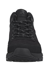 Zwarte sportieve schoenen van suede en mesh, met een gestructureerde bovenkant, ronde neus, gewatteerde kraag en dikke rubberen zool met een profiel voor grip.