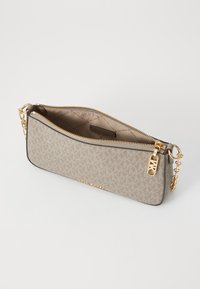 Borsa rettangolare beige con un sottile motivo di logo, zip dorato e dettaglio a catena. Esterno in tessuto con una texture liscia, scomparto interno con zip.