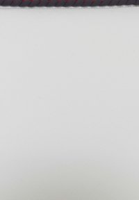 Grijs textiel met een geweven uiterlijk aan de bovenkant, met een rode accentsteek op een gladde witte achtergrond.