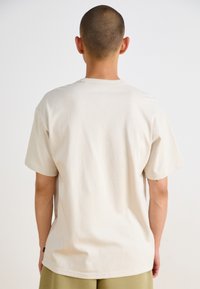 Nike Sportswear TEE - Osnovna majica kratkih rukava - light orewood brown