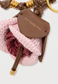 Kootud mini-kott roosa põimimisega välispinnaga ja marooni seest, millel on pruun nahkflaap ja kuldsed tarvikud.