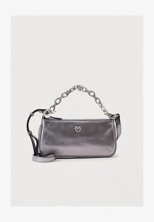 Metalna srebrna torbica s sleek dizajnom, opremljena lancem za nošenje i crnim detaljima. Zatvaranje na patentni zatvarač i logo detalji na prednjem delu.