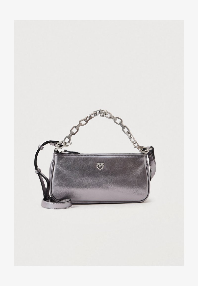 Fémes ezüst színű kézitáska, letisztult dizájnnal, lánc fogantyúval és fekete kiegészítőkkel. Cipzáras záródás és logó részlet az elején.