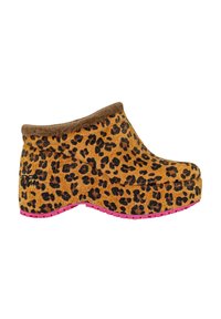 Zoccolo con stampa leopardata e bordo in finta pelliccia marrone, dotato di una robusta suola in gomma rosa e un design angolare per un'altezza aggiuntiva.