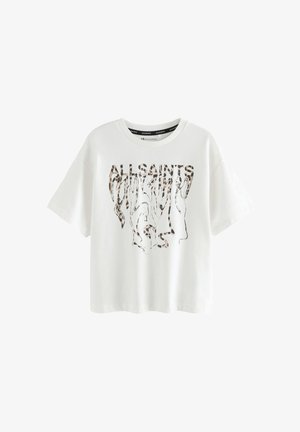 T-shirt en coton blanc à manches courtes, présentant un motif graphique de texte déformé dans un style imprimé animalier au centre.