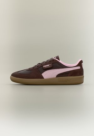 Brun og lyserød Puma Palermo sneaker med gummisål, logo på siden og snørelukning på ensfarvet baggrund.