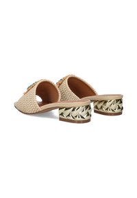 Sandalias deslizantes de tejido beige con un tacón bajo de patrón geométrico dorado y acentos de cuentas azules decorativas en la parte superior.