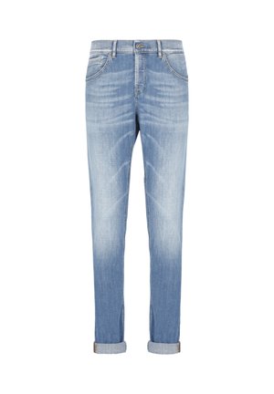 Jeans in denim blu chiaro con risvolto, dotati di tasche frontali, chiusura con bottone e dettagli sbiaditi a forma di baffi su sfondo bianco.