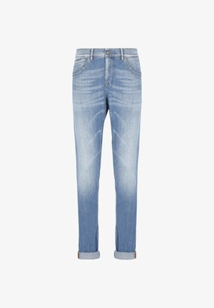 Jeans in denim blu chiaro con risvolto, dotati di tasche frontali, chiusura con bottone e dettagli sbiaditi a forma di baffi su sfondo bianco.