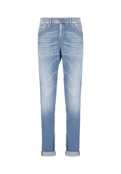 Jeans in denim blu chiaro con risvolto, dotati di tasche frontali, chiusura con bottone e dettagli sbiaditi a forma di baffi su sfondo bianco.