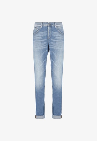 Jeans in denim blu chiaro con risvolto, dotati di tasche frontali, chiusura con bottone e dettagli sbiaditi a forma di baffi su sfondo bianco.