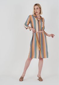 Gestreiftes Kleid mit Farbtönen in Teal, Orange, Pink und Creme. Mit Kragen, Dreiviertelärmeln und einem taillierten Gürtel.