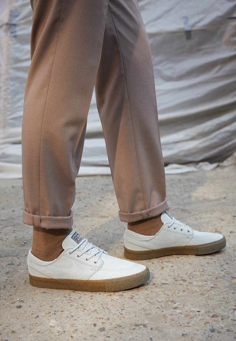 Nike Sb Zoom Stefan Janoski Unisex Trainers Pure Platinum Light Brown Light Grey Zalando Co Uk
