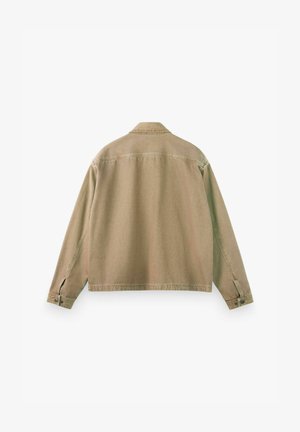 Beige langärmelige Jacke mit knöpfbaren Manschetten, geradem Saum und sichtbaren Nähten über Rücken und Ärmeln, flach auf weißem Hintergrund liegend.