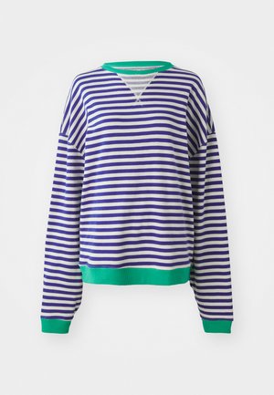 Prugasta trenirka s ljubičastim i bijelim horizontalnim linijama, s zelenim rebrastim izrezom i manžetama, opuštenog kroja i mekog materijala.