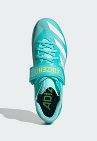 Scarpa sportiva turchese con strisce bianche, dotata di una fibbia a strappo, superficie testurizzata e una soletta nera con la scritta "ADIZERO" in verde.