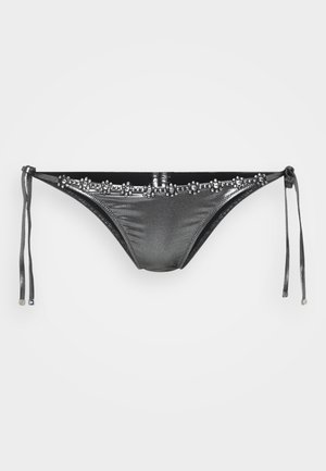 Bas de bikini noir avec une finition brillante, liens sur les côtés ajustables et une taille ornée d'éléments décoratifs. Texture lisse.