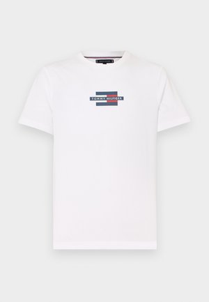 Camiseta de algodón blanca de manga corta, que presenta un logotipo rectangular en azul marino, rojo y azul oscuro con el texto "TOMMY HILFIGER" centrado.