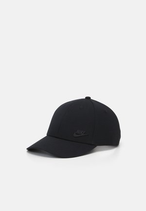 Sort Nike baseballkasket med buet skygge og diskret sort Nike-logo på fronten, vist mod en ensfarvet hvid baggrund.