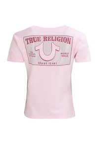 T-shirt rose clair à manches courtes avec un grand logo rouge "True Religion" et le texte "The Buddha Brand World Tour Brand Jeans" au dos.