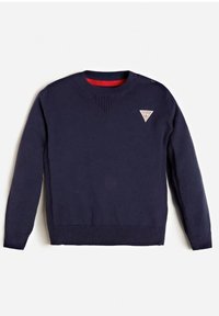 Pull en maille marine à manches longues, avec un ourlet et des poignets côtelés, arborant un patch logo triangulaire sur la poitrine et un col intérieur rouge.