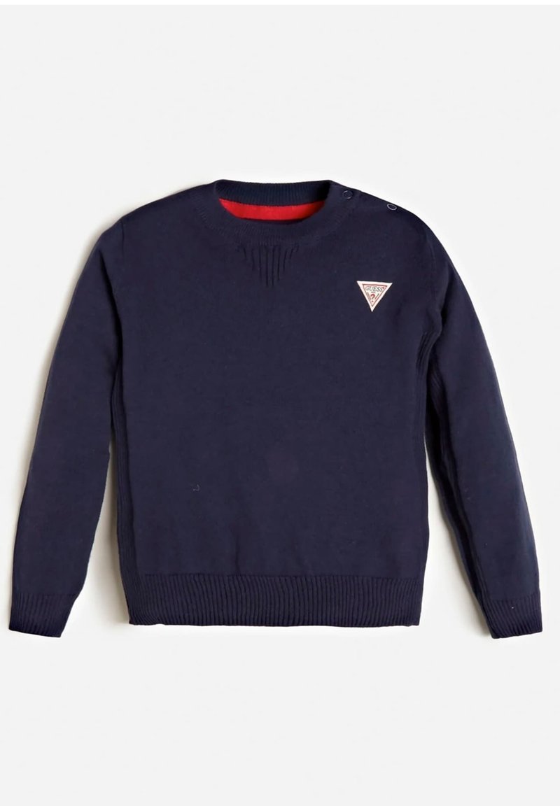 Pull en maille marine à manches longues, avec un ourlet et des poignets côtelés, arborant un patch logo triangulaire sur la poitrine et un col intérieur rouge.