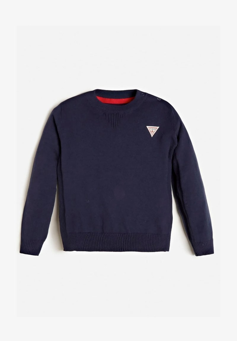 Pull en maille marine à manches longues, avec un ourlet et des poignets côtelés, arborant un patch logo triangulaire sur la poitrine et un col intérieur rouge.