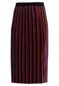 Gonna nera plissettata con righe verticali in rosa, rosso, arancione e giallo. Vita elasticizzata, design alla lunghezza del ginocchio e texture morbida.