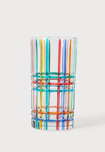 Verre transparent avec des bandes colorées verticales et horizontales en rouge, bleu, orange, jaune et vert formant un motif en grille.