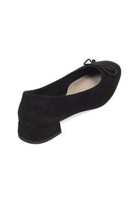 Bailarinas de ante negro con punta redondeada, pequeño tacón y un detalle de lazo decorativo en la parte delantera. Textura suave con un diseño ligero.