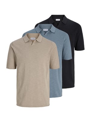 Kolm lühikeste varrukatega polo särki värvides beež, sinine ja must, üksteise peale asetatud, väikeste kraedega ja ilma nähtavate nuppudeta.